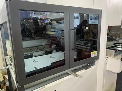 Cubiertas protectoras para el sistema de alimentación y apilamiento